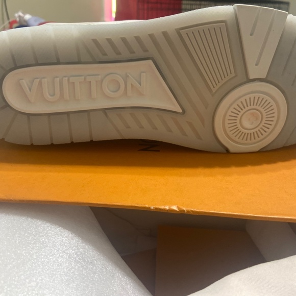 Louis Vuitton Arch Light Sneaker - Picture 3 of 6